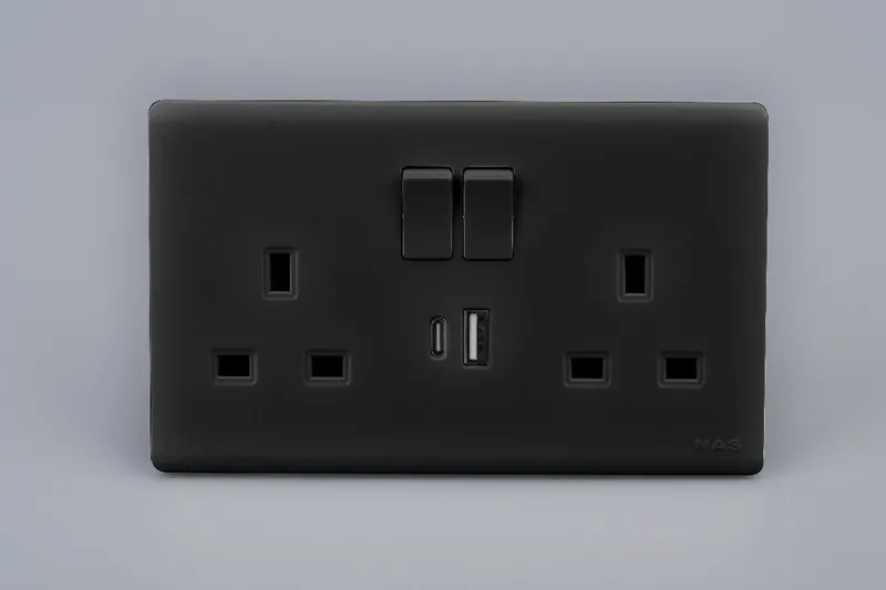 مأخذ كهرباء مزدوج بمفتاحين مع منفذ USB-A وUSB-C أسود